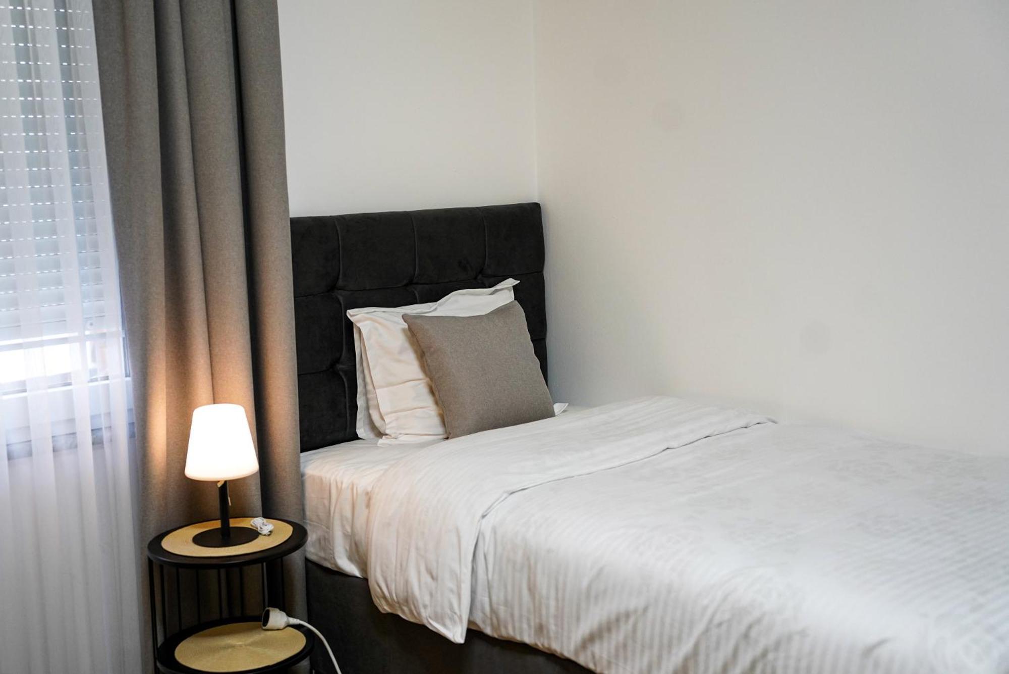 Ten Guest House Pristina Exterior foto