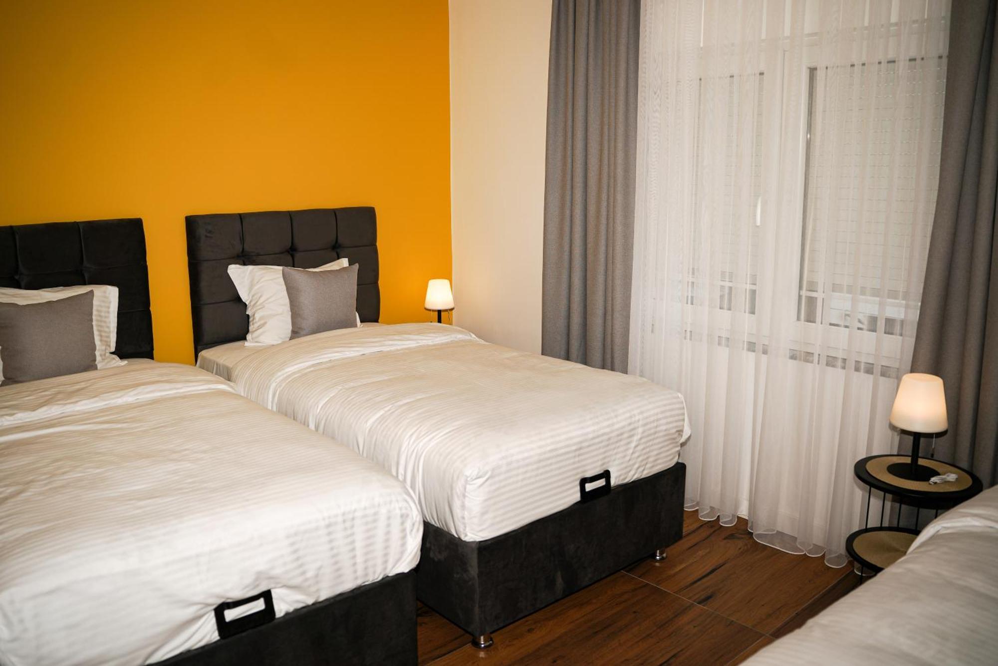Ten Guest House Pristina Exterior foto